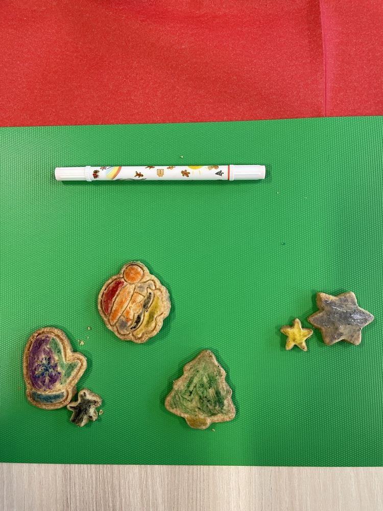 Sablés de Noël en forme de sapin, de moufle et d'étoile, décorés aux feutres alimentaires